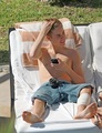 06_justinbieber_selenagomez_mexico_tanning.jpg